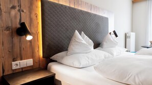 Hypo-allergenic bedding, desk, blackout drapes, soundproofing - Hotel & Restaurant Post (Laichingen)