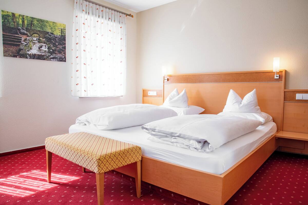 Phòng đôi phong cách cổ điển (Gästehaus) | Bộ đồ giường kháng dị ứng, bàn, màn/rèm cản sáng, phòng cách âm 