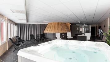 Indoor spa tub
