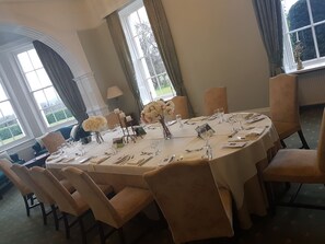 Petit déjeuner, déjeuner et dîner servis sur place, vue sur le jardin