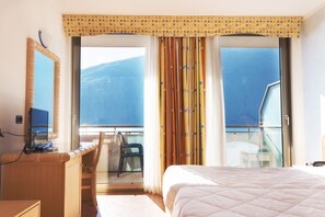 Quarto casal ou duplo superior, sacada, vista para o lago | Cofres nos quartos, escrivaninha, berços (sobretaxa), Wi-Fi de cortesia