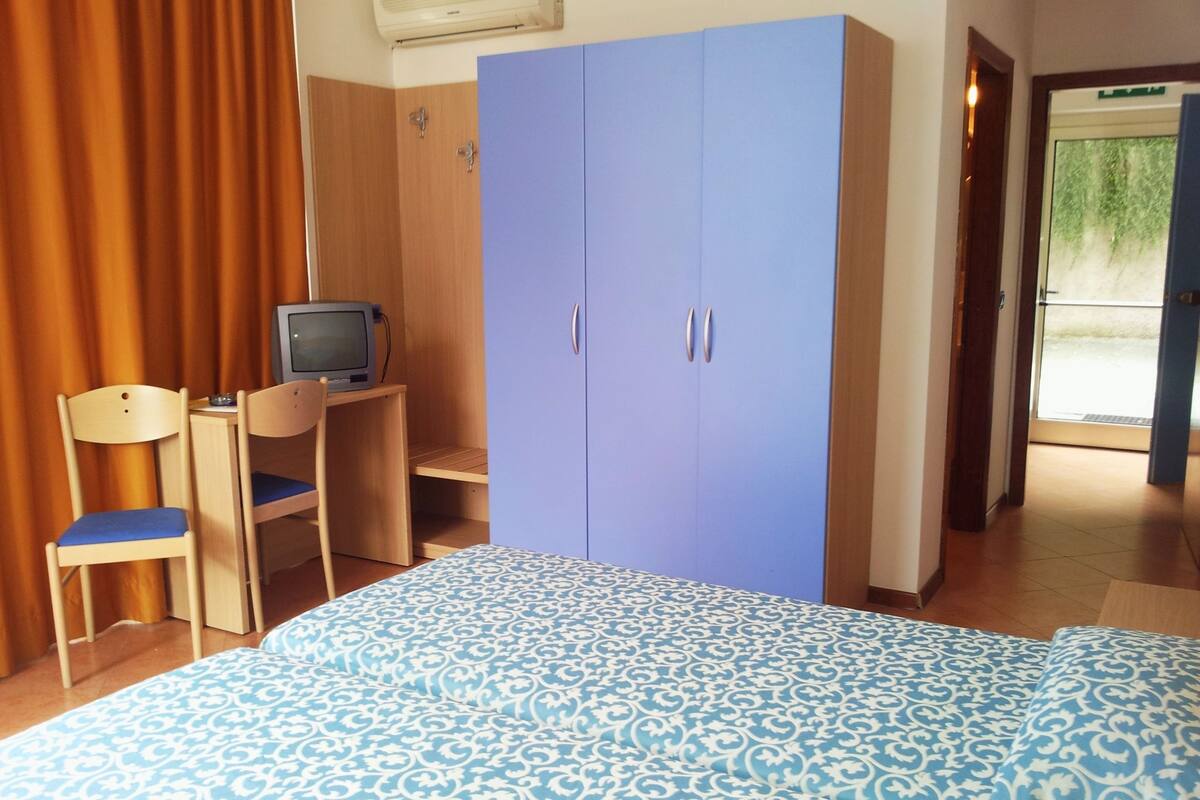 In-room safe, desk, cots/infant beds, free WiFi
