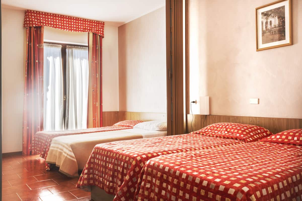 Classic Quadruple Room, Balcony, Lake View