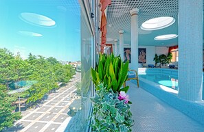 Kolam renang indoor dan kolam renang outdoor, dengan payung kolam renang