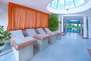 Salas de tratamiento para parejas, un sauna, una bañera de hidromasaje