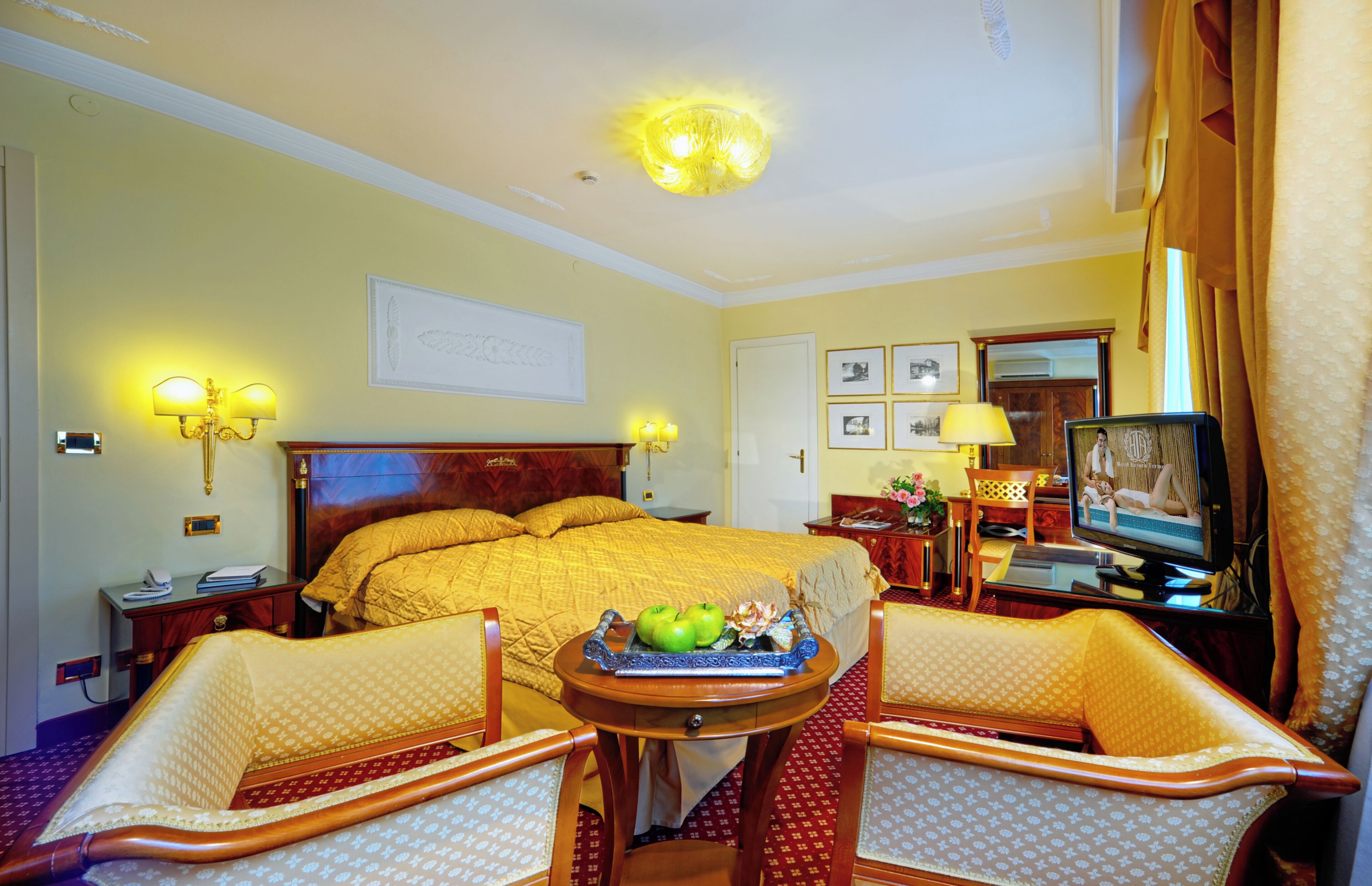 In-room safe, individually furnished, desk, laptop workspace