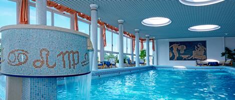 Piscine couverte, piscine extérieure, parasols de plage, chaises longues