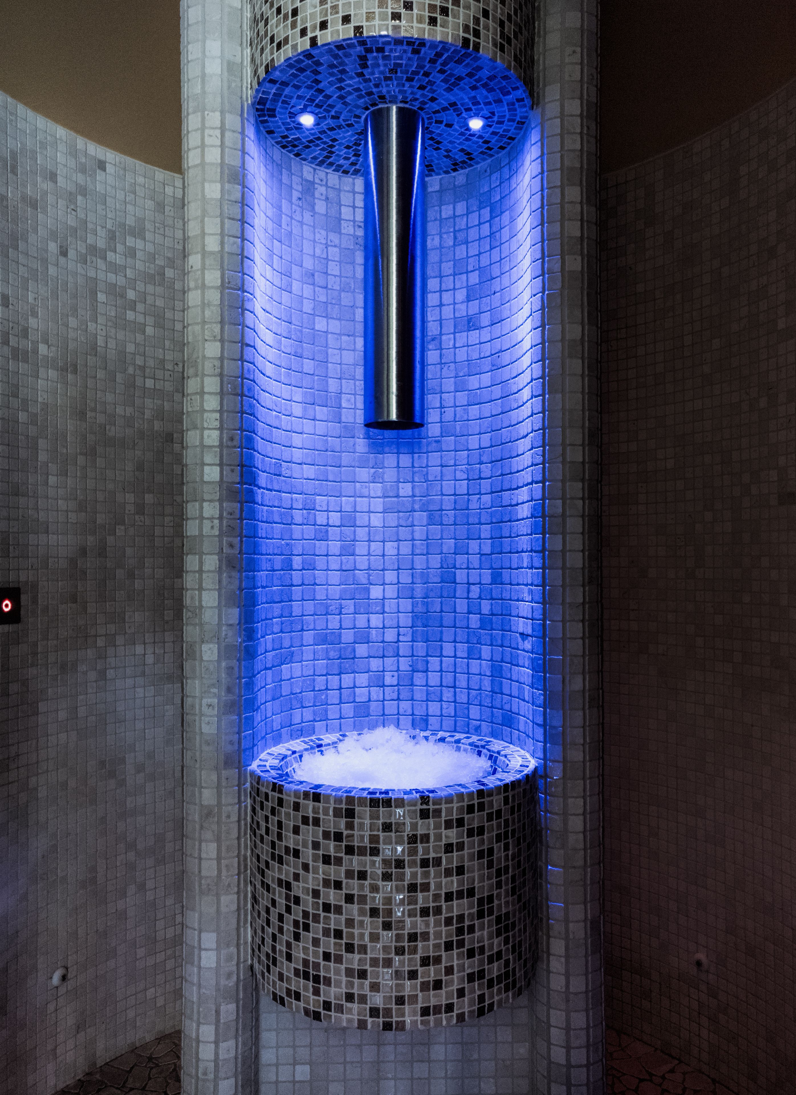 Salas de tratamiento para parejas, un sauna, una bañera de hidromasaje