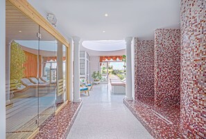 Salas de tratamiento para parejas, un sauna, una bañera de hidromasaje