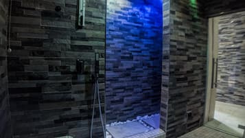 Behandelingskamers voor koppels, een sauna, een bubbelbad, een stoombad