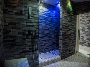Ruang perawatan pasangan, sauna, hot tub, dan ruang uap