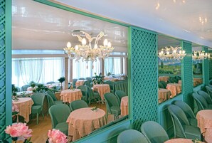 Desayuno con opciones de la cocina local incluido todos los días