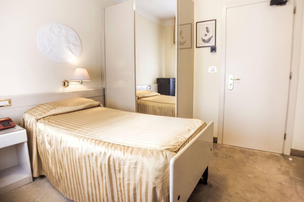 Quarto solteiro clássico | Cofres nos quartos, escrivaninha, espaço de trabalho para notebook