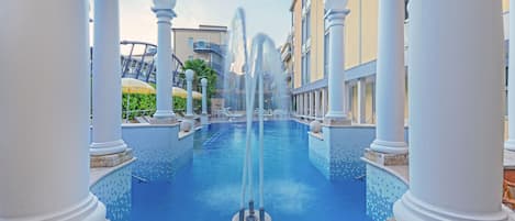 Innenpool, AuĂenpool, Sonnenschirme, LiegestĂŒhle