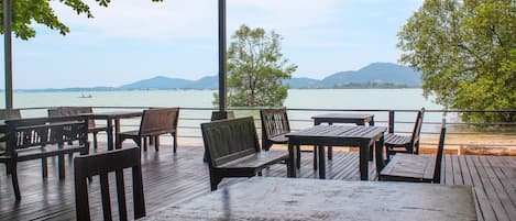 Petit-déjeuner, déjeuner et dîner servis sur place, vue sur la plage