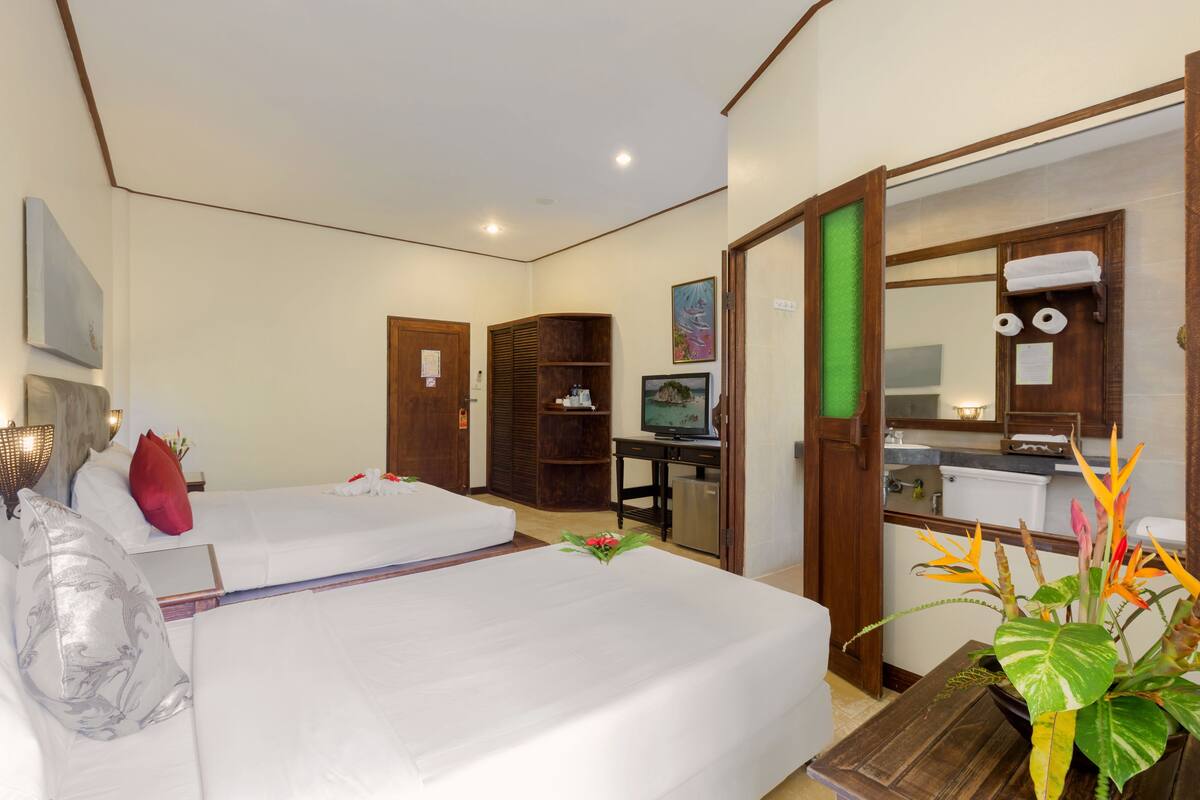 Superior Twin Room | Premium bedding, in-room safe, desk, WiFi (free)
