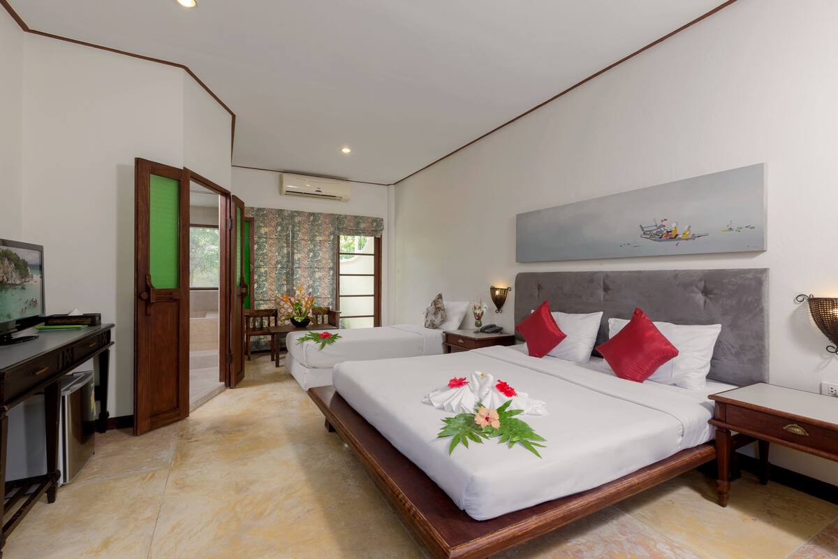 Superior Double Room | Premium bedding, in-room safe, desk, WiFi (free)