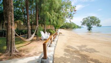 Toallas de playa, bote de remos