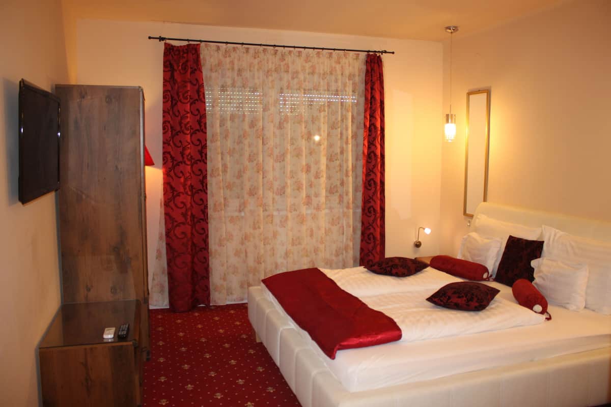 Suite Deluxe | Coffres-forts dans les chambres, rideaux occultants, Wi-Fi gratuit