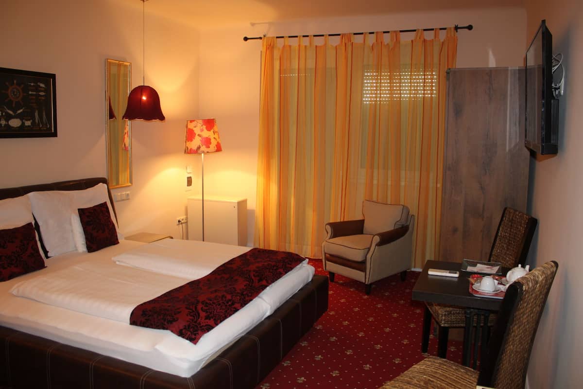 Chambre Double, balcon, vue lac | Coffres-forts dans les chambres, rideaux occultants, Wi-Fi gratuit