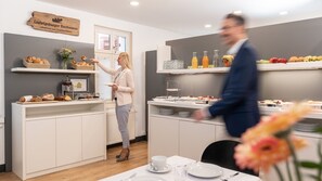Desayuno buffet (EUR 9.5 por persona) 