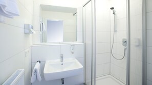 Douche, articles de toilette gratuits, sĂšche-cheveux