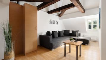 Doppelzimmer + Schlafcouch | Schreibtisch, schallisolierte Zimmer, Bügeleisen/Bügelbrett