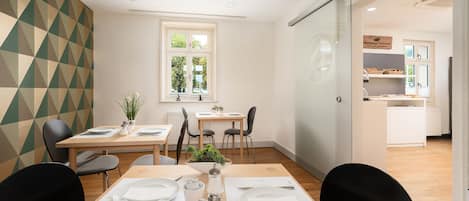 Tägliches Frühstücksbuffet (11.99 EUR pro Person)