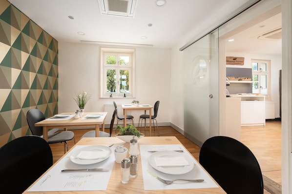 Dagelijks ontbijtbuffet (EUR 11.99 per persoon)