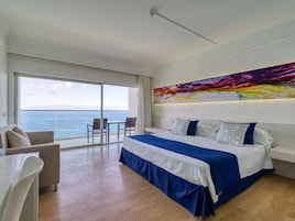 Minibar, escritorio, cortinas blackout y tabla de planchar con plancha 