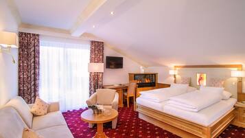 Comfort-Studio, Balkon | Hochwertige Bettwaren, Zimmersafe, individuell dekoriert