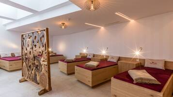 Spa-Außenbereich, Sauna, Dampfbad, Körperbehandlungen, Aromatherapie