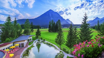 Piscine couverte, 2 piscines extérieures, parasols de plage