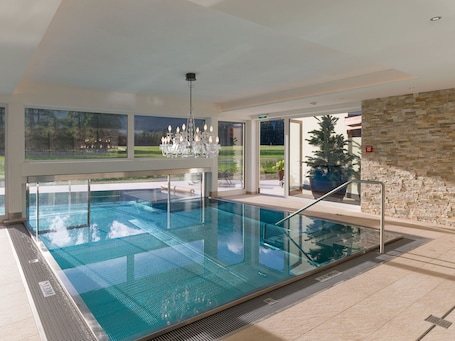 Una piscina techada, 2 piscinas al aire libre, sombrillas