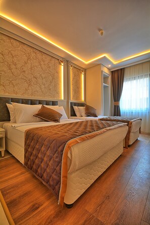 Uma cama de casal com colcha marrom, uma mesinha de cabeceira e cabeceira com painel decorativo.