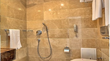 Amenidades de baño de diseñador, secadora de cabello, toallas