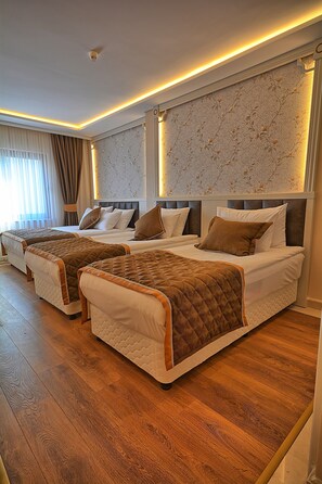 Roupas de cama premium, frigobar, cofres nos quartos, escrivaninha