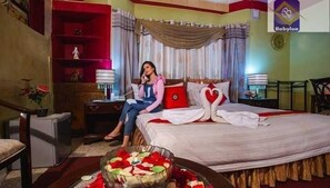 Suite « Premier », 1 grand lit, non-fumeurs, vue ville | Minibar, décoration personnalisée, ameublement personnalisé, bureau