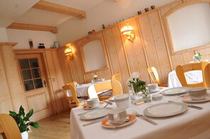 Tägliches inbegriffenes Frühstücksbuffet