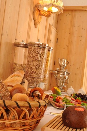 Free daily buffet breakfast  - Beierleins Hotel & Catering GmbH (Callenberg)