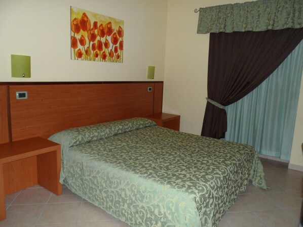 خزنة داخل الغرفة ومكتب ومساحة عمل للكمبيوتر المحمول وستائر تعتيم