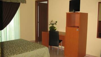 Värdeförvaringsskåp på rummet, skrivbord och arbetsyta för laptop