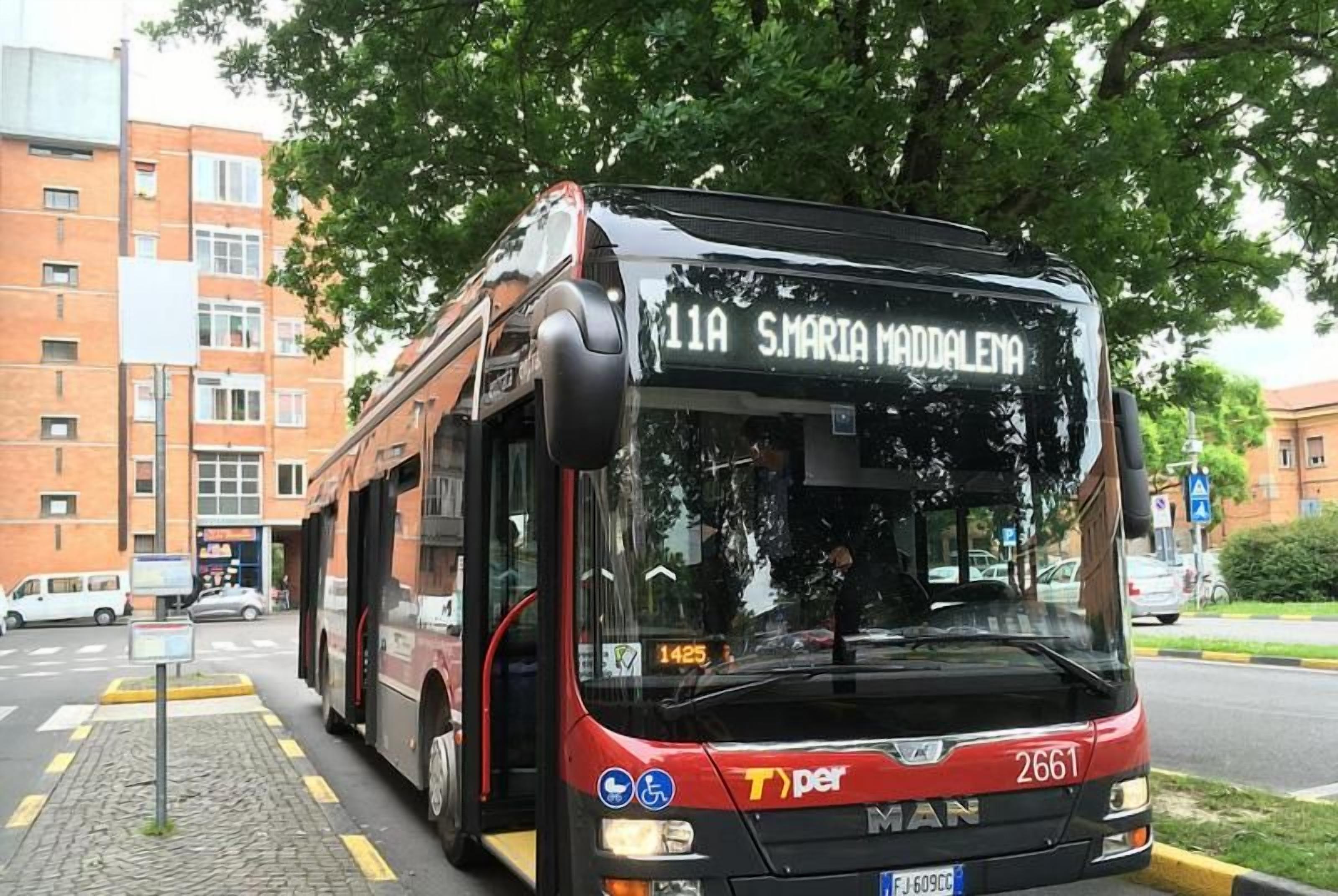 Un autobus MAN Lion City Hybrid T>per 2661, dont la destination est le numéro 11A, SMÓRTA MADDALENA, est garé dans une rue de la ville.