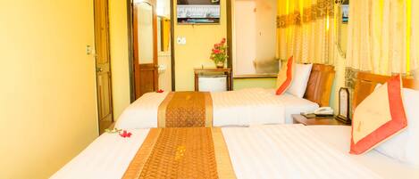 家庭房, 2 张大床 | 迷你吧、客房内保险箱、办公桌、免费 WiFi