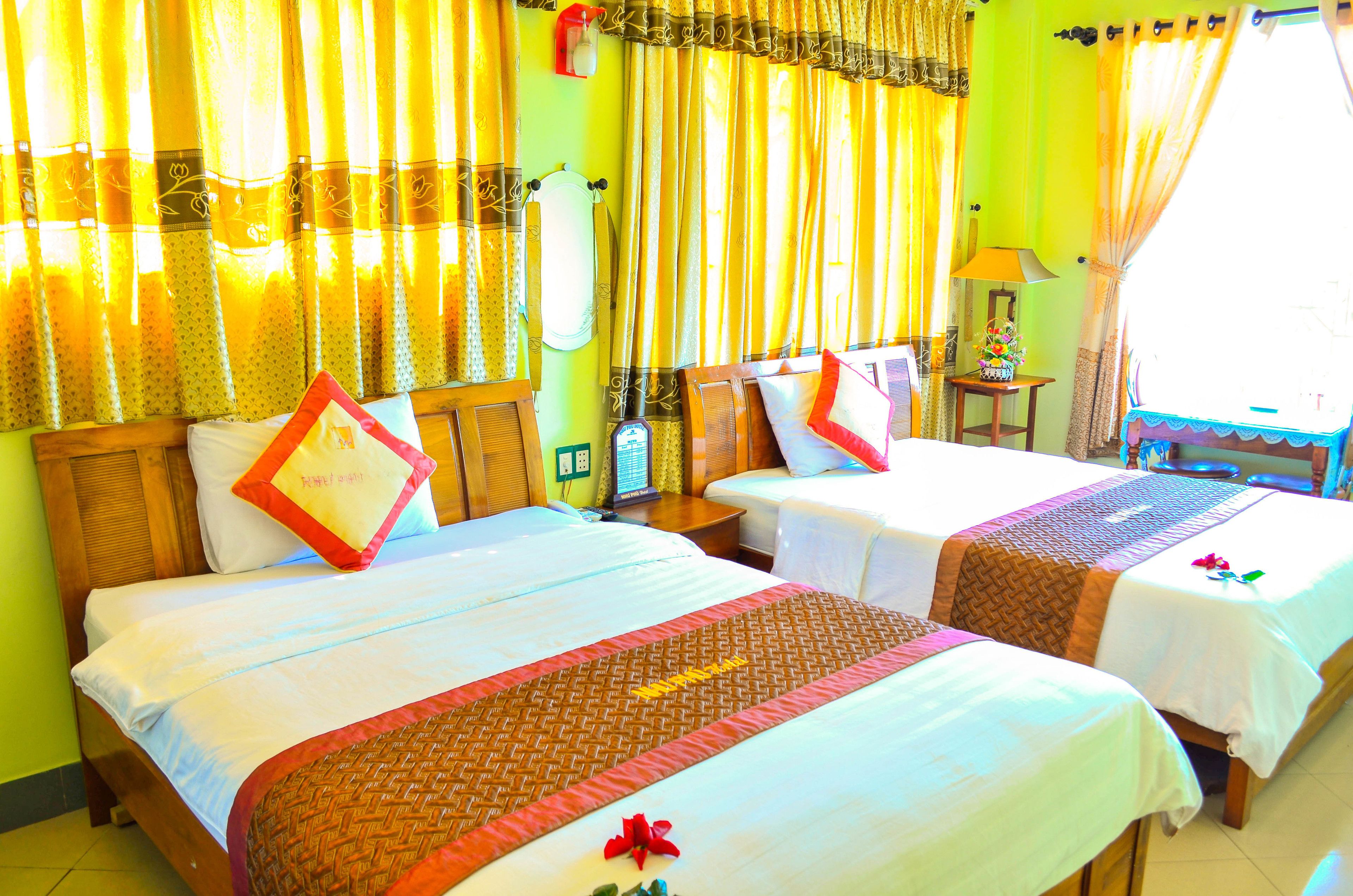 Quarto família, 2 camas Queen | Frigobar, cofres nos quartos, escrivaninha, Wi-Fi de cortesia