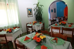 S'hi serveixen esmorzars, dinars, sopars i plats de cuina local
