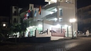 Un edificio moderno de varios pisos, con un patio central y varios balcones.