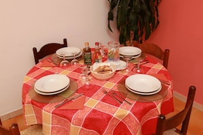 Se sirven desayunos, almuerzos, cenas y cocina local