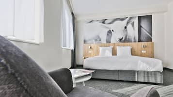 Deluxe kamer | Een kluis op de kamer, een bureau, verduisterende gordijnen