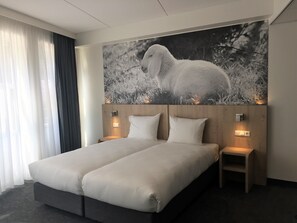 Doppelzimmer | Zimmersafe, Schreibtisch, Verdunkelungsvorhänge, Bügeleisen/Bügelbrett